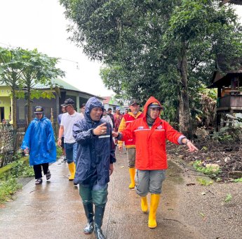 Bupati Barru Tinjau Lokasi Angin Kencang Terjang Dusun Pancana, Pemkab Gerak Cepat Tangani Warga Terdampak