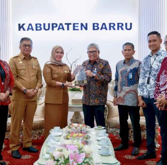 Dukung Gerakan Cinta Barru, BNI Regional 07 Makassar Serahkan Bantuan Armada Sampah