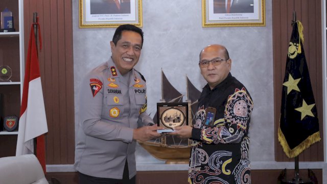 General Manager PLN UIP Sulawesi, Wisnu Kuntjoro Adi (kanan) bersama Kapolda Sulawesi Selatan, Irjen Pol. Djuhandhani Rahardjo Puro usai melakukan silaturahmi, kemarin. (Dok. Humas PLN UIP Sulawesi) 