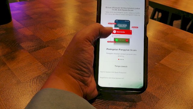 Pelanggan Tri saat mengaktifkan fitur SATSPAM di aplikasi Bima+ miliknya. Melalui teknologi AIvolusi5G, inovasi dari Indosat ini akan menjamin pelanggan aman di Ruang digital. (Dok. Chaerani/Republiknews.co.id)