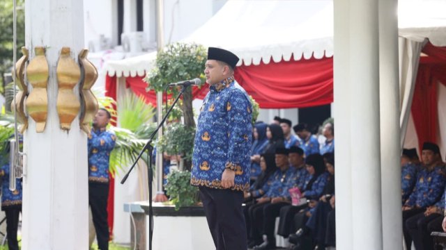 Wali Kota Makassar, Munafri Arifuddin saat bertindak sebagai pembina upacara pada peringatan HUT KORPRI ke-54 di halaman Kantor Balai Kota Makassar, Senin (1/12/2025). (Foto: Istimewa)