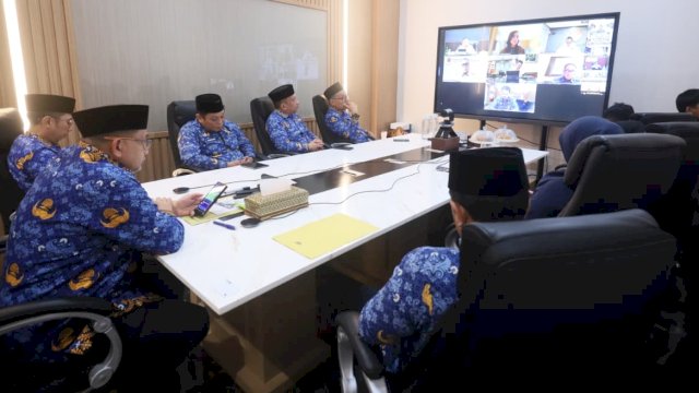 Wali Kota Makassar, Munafri Arifuddin, bersama jajaran kepala SKPD Pemkot Makassar mengikuti Rapat Koordinasi Nasional Pusat dan Daerah secara virtual yang dipimpin langsung Mendagri Tito Karnavian, Senin (1/12/2025). (Foto: Istimewa)