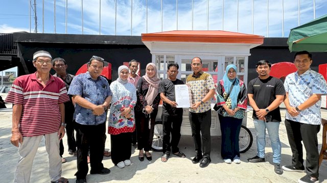 Pemerintah Kota Makassar menunjukkan komitmennya dalam memberdayakan pelaku UMKM dengan mempercantik wajah usaha mereka dengan menyerahkan gerobak baru yang lebih rapi dan seragam. (Foto: Istimewa)