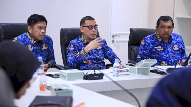Sekda Makassar, Andi Zulkifly saat memimpin rapat koordinasi percepatan roses pengadaan barang dan jasa tahun anggaran 2026 di Ruang Sekda Kantor Balai Kota Makassar, Senin (1/12/2025). (Foto: Istimewa)