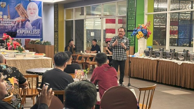 Ketua DPD Demokrat Sulawesi Selatan yang juga tokoh senior KNPI Sulsel, Ni&rsquo;matullah Erbe saat menghadiri silaturahmi OKP dan DPD II KNPI bersama Vonny Ameliani di Hotel MaxOne Makassar, Jalan Taman Makam Pahlawan, Makassar, Senin (1/12/2025). (Foto: Istimewa)