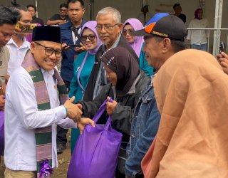 Jaga Tradisi Berbagi, Muhaimin Iskandar Serahkan 1.500 Paket Sembako di Makassar