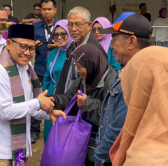 Jaga Tradisi Berbagi, Muhaimin Iskandar Serahkan 1.500 Paket Sembako di Makassar