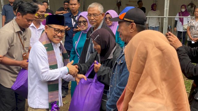 Ketua Umum DPP PKB, Muhaimin Iskandar saat membagikan paket sembako bagi warga Kota Makassar di Taman Pakui, Jalan AP Pettarani, Makassar, Rabu (3/12/2025). (Foto: Istimewa)