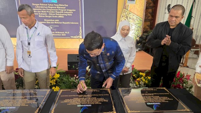 Kepala BPOM RI, Prof Taruna Ikrar saat menandatangani prasasti dukungan untuk program Makan Bergizi Gratis (MBG) di sela-sela REN BPOM 2025 di Semarang, 2-5 Desember 2025. (Foto: Istimewa)