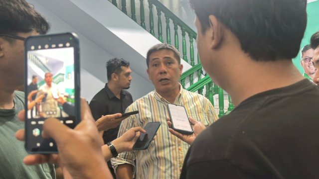 Anggota Komisi I DPR RI dari Fraksi PKB, Syamsu Rizal MI memberikan bantuan internet Starlink untuk konstituennya di Kabupaten Kepulauan Selayar. (Foto: Istimewa)