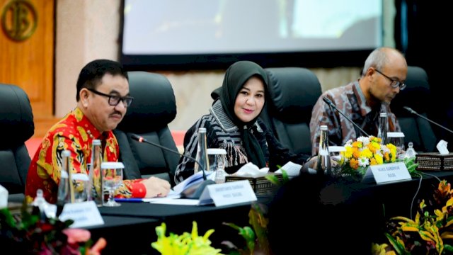 Wakil Gubernur Sulsel, Fatmawati Rusdi saat menghadiri sekaligus memberikan arahan kunci dalam HLM TPID dan TP2DD Provinsi Sulawesi Selatan di Kantor Perwakilan BI Sulsel di Makassar, Rabu (3/12/2025). (Foto: Istimewa)
