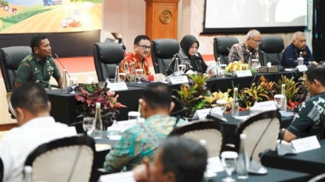 Sekda Sulsel, Jufri Rahman saat menghadiri rapat High-Level Meeting (HLM) Tim Pengendalian Inflasi Daerah (TPID) dan TP2DD Sulsel yang dilaksanakan di Baruga Bank Indonesia (BI), Rabu (3/12/2025). (Foto: Istimewa)