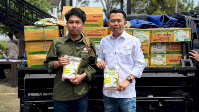 Anggota DPRD Sulsel, Heriwawan saat menyerahkan bantuan bibit jagung dari Kementerian Pertanian kepada 56 kelompok tani di Kabupaten Sinjai. (Foto: Istimewa)