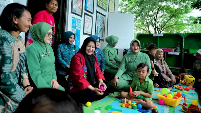Wakil Gubernur Sulsel, Fatmawati Rusdi saat melakukan peninjauan ke Posyandu dan Pos KB Matahari Rindam XIV Hasanuddin di Desa Mata Allo, Kecamatan Bontomarannu, Gowa, Kamis (4/12/2025). (Foto: Istimewa)