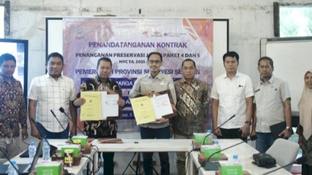 Penandatanganan kontrak bersama kontraktor pelaksana untuk penanganan preservasi jalan paket IV dan paket V Kontrak Tahun Jamak (Multiyear Contract-MYC) Tahun Anggaran 2025-2027. (Foto: Istimewa)