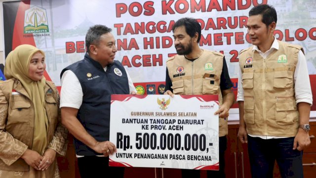 Kepala Dinas Sosial Sulsel, Abdul Malik saat menyerahkan bantuan resmi Pemprov Sulsel sebesar Rp500 juta ke Pemprov Aceh, Jumat (5/12/2025) malam. (Foto: Istimewa)