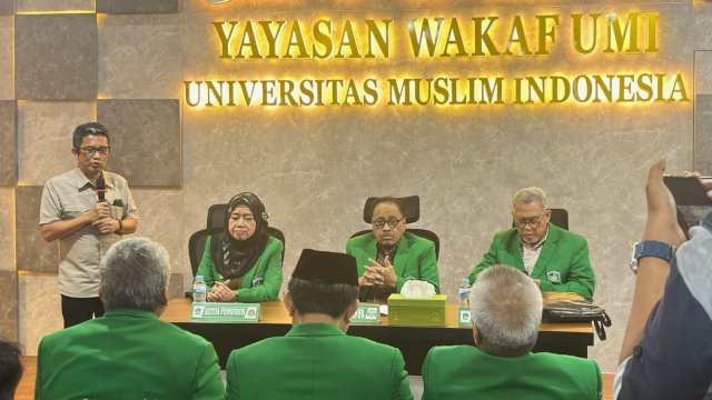 Rektor UMI, Prof Hambali Thalib bersama pimpinan Yayasan Wakaf UMI saat menggelar konferensi pers di Menara UMI, Jalan Urip Sumohardjo, Makassar, Minggu (7/12/2025). (Foto: Istimewa)