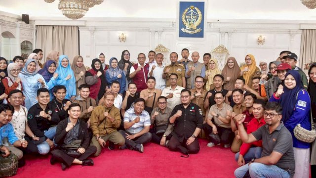 Gubernur Sulsel, Andi Sudirman Sulaiman saat melepas 100 orang tenaga kesehatan untuk berangkat ke Kabupaten Aceh Tamiang, Provinsi Aceh, Senin (8/12/2025). (Foto: Istimewa)
