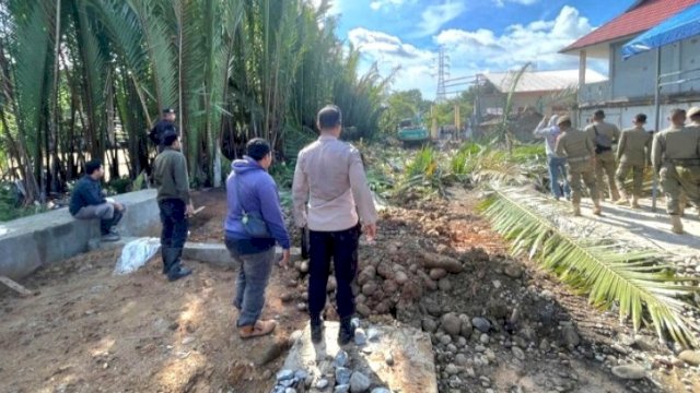 Dinas SDACKTR Provinsi Sulawesi Selatan melakukan penertiban bangunan dan aktivitas di lahan sempadan di Sungai Tallo, Kota Makassar, Sabtu (6/12/2025). (Foto: Istimewa)