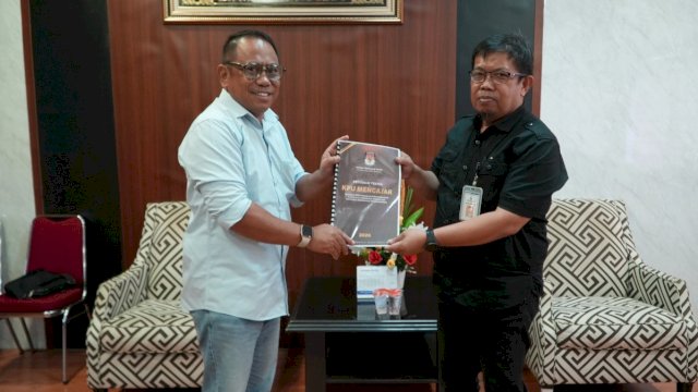 Koordinator Divisi Sosialisasi, Pendidikan Pemilih, dan Partisipasi Masyarakat KPU Sulsel, Hasruddin Husain saat melakukan audiensi dengan Plt Sekretaris Dinas Pendidikan Sulsel, Mustakim, Selasa (9/12/2025). (Foto: Istimewa)