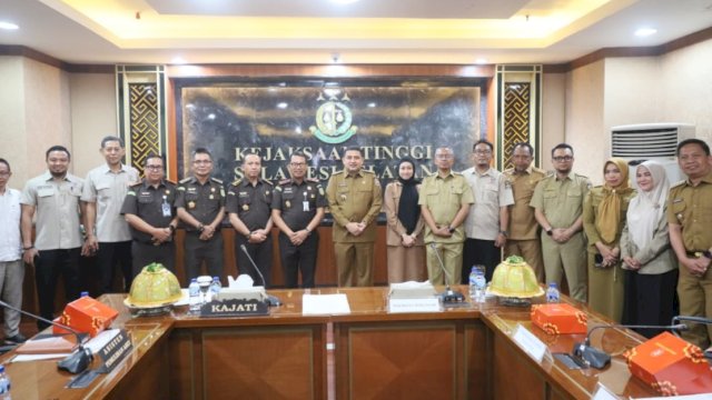 Wali Kota Makassar, Munafri Arifuddin saat bertemu Kepala Kejaksaan Tinggi Sulawesi Selatan, Didik Farkhan Alisyahdi bersama jajaran di Kantor Kejati Sulsel, Selasa (9/12/2025). (Foto: Istimewa)