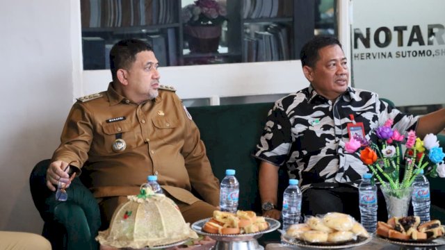Wali Kota Makassar, Munafri Arifuddin dan Direktur PDAM Makassar, Hamzah Ahmad saat berdialog dengan warga di Jalan Titang, Kelurahan Barana, Selasa (9/12/2025). (Foto: Istimewa)