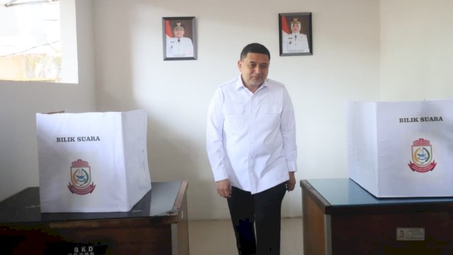 Wali Kota Makassar, Munafri Arifuddin saat meninjau salah satu TPS tempat pemilihan RT pada Rabu (3/12/2025). (Foto: Istimewa)