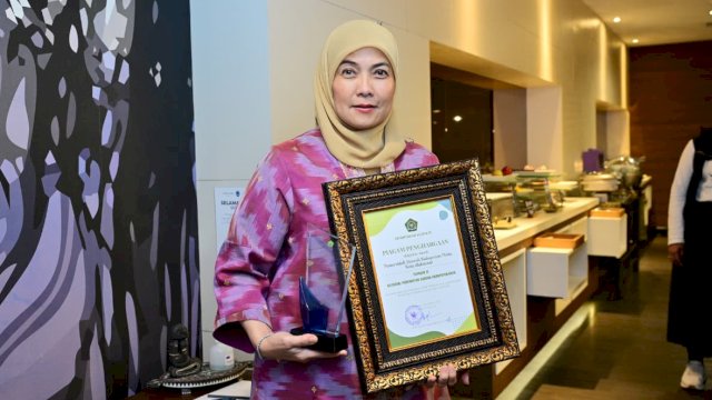 Pemerintah Kota Makassar meraih penghargaan Tanda Cinta Pendidikan Agama Islam (PAI) Terbaik II yang diberikan oleh Kementerian Agama Republik Indonesia di Jakarta, Selasa (2/12/2025). (Foto: Istimewa)