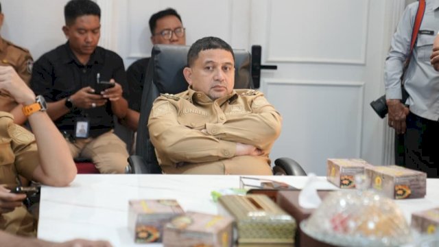 Wali Kota Makassar, Munafri Arifuddin saat memimpin rapat koordinasi bersama jajaran perangkat daerah terkait untuk membahas langkah penyelesaian tata kelola sistem perparkiran di Kota Makassar, Selasa (2/12/2025). (Foto: Istimewa)
