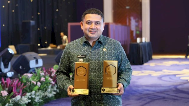 Pemkot Makassar sukses meraih penghargaan bergengsi di tingkat nasional pada Kategori Golden Trophy Top Digital Awards 2025, yakni Top Leader on Digital Implementation di Jakarta, Kamis (4/12/2025). (Foto: Istimewa)