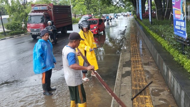 Pemkot Makassar menerjunkan 40 Satgas Drainase untuk bergerak cepat membersihkan saluran air di Jalan Urip Sumoharjo, Makassar, Jumat (5/12/2025). (Foto: Istimewa)