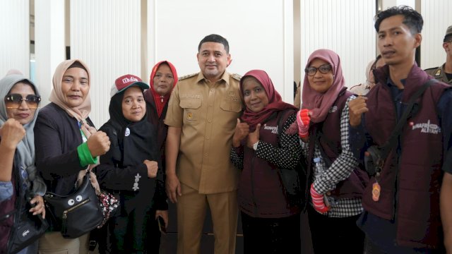 Wali Kota Makassar, Munafri Arifuddin saat menerima masyarakat yang datang menyampaikan aspirasi terkait hasil Pemilihan Rukun Tetangga (RT) di Kantor Balai Kota Makassar, Senin (8/12/2025). (Foto: Istimewa)