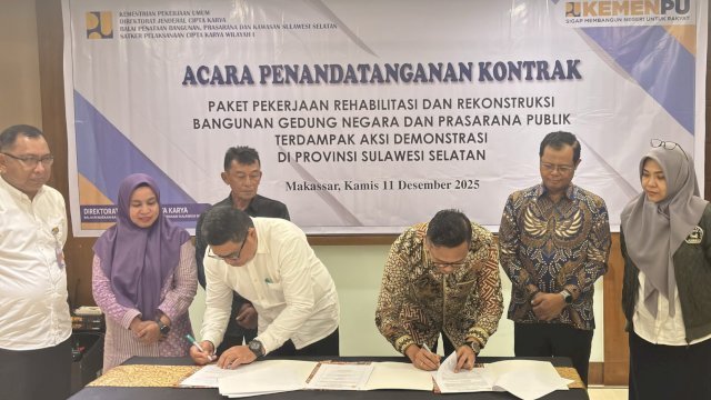Penandatanganan kontrak antara Direktorat Jenderal Cipta Karya Kementerian Pekerjaan Umum (PU) bersama PT Hutama Karya selaku pemenang tender rehabilitasi dan rekonstruksi gedung baru DPRD Sulsel dan DPRD Makassar, Kamis (11/12/2025). (Foto: Istimewa)