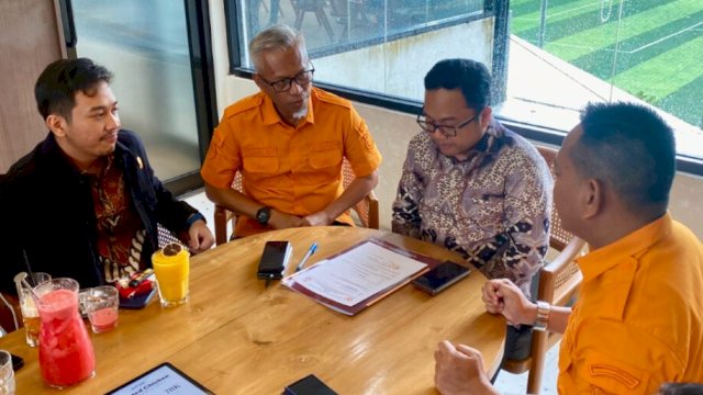 Pertemuan pengurus KONI Makassar dengan Darmawangsyah Muin di salah satu kafe di Kota Makassar, Jumat (14/11/2025). (Foto: Istimewa)