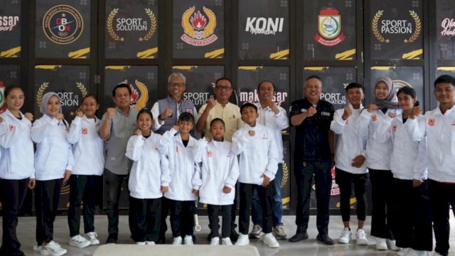 Pelepasan Tim Senam Makassar yang dipimpin Sekretaris Umum KONI Kota Makassar,&nbsp;Iqbal Djalil di Baruga Agar Jaya KONI Makassar, Jalan Kerung-Kerung Ex THR, Makassar, Jumat (21/11/2025). (Foto: Istimewa)