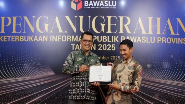 Bawaslu Sulsel kembali menorehkan prestasi dengan berhasil mempertahankan predikat informatif pada Penganugerahan Keterbukaan Informasi Publik Bawaslu Provinsi Tahun 2025 oleh Bawaslu RI, Sabtu (13/12/2025). (Foto: Istimewa)