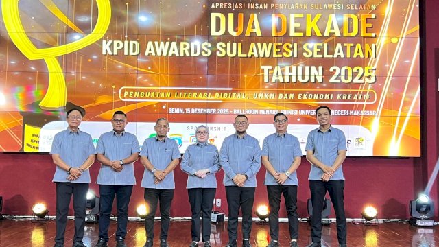 Para komisioner KPID Sulsel berfoto bersama pada acara Anugerah Penyiaran Sulawesi Selatan 2 Dekade KPID Awards 2025 di Ballroom Teater Phinisi Universitas Negeri Makassar (UNM), Jalan AP Pettarani, Makassar, Senin (15/12/2025). (Foto: Istimewa)