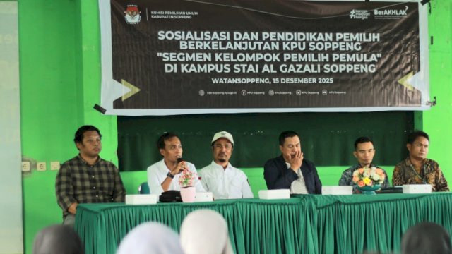 KPU Soppeng menggelar kegiatan Sosialisasi dan Pendidikan Pemilih Berkelanjutan Tahun 2025 di Sekolah Tinggi Agama Islam (STAI) Al Gazali Soppeng, Senin (15/12/2025). (Foto: Istimewa)