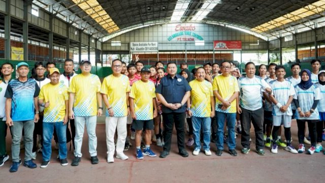 Kejuaraan Nasional Soft Tenis Piala Wali Kota Makassar 2025 resmi dibuka di Lapangan Ewako Tenis Indoor Telkom, Makassar, Jumat (5/12/2025). (Foto: Istimewa)