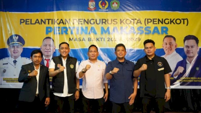 Ketua Umum KONI Kota Makassar, Ismail saat menghadiri pelantikan Pengurus Pertina Kota Makassar periode 2025-2029 di Cafe Ombak, Makassar, Minggu (7/12/2025). (Foto: Istimewa)