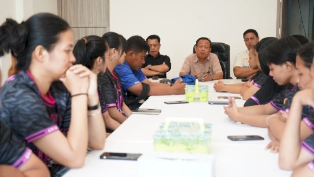 KONI Kota Makassar resmi melepas Tim Futsal Putri Kota Makassar menuju ajang Pra Porprov Sulawesi Selatan 2025, Rabu (10/12/2025). (Foto: Istimewa)