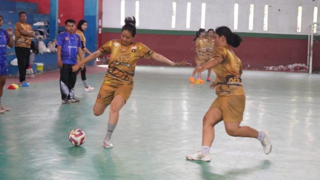 KONI Makassar melakukan monitoring dan evaluasi pada pertandingan Pra Porprov Futsal Putri yang berlangsung di GOR Mattajang, Kabupaten Bulukumba, 12-14 Desember 2025. (Foto: Istimewa)