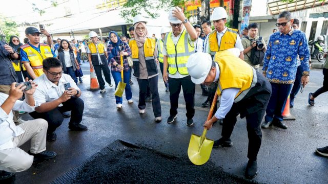 Gubernur Sulsel, Andi Sudirman Sulaiman saat melakukan groundbreaking atau peletakan batu pertama Penanganan Preservasi Jalan Paket 1 melalui skema Multi Years Contract (MYC) Tahun Anggaran 2025-2027 di Jalan Letjen Hertasning, Kota Makassar, Rabu (17/12/2025). (Foto: Istimewa)