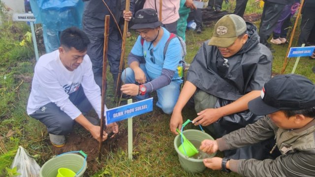 Plt Kesatuan Pengelolaan Hutan (KPH) Jeneberang, Khalid Ibnu Wahab saat menghadiri acara penanaman serentak penghijauan lahan kritis di Kecamatan Tinggi Moncong, Kabupaten Gowa, Sabtu (20/12/2025). (Foto: Istimewa)