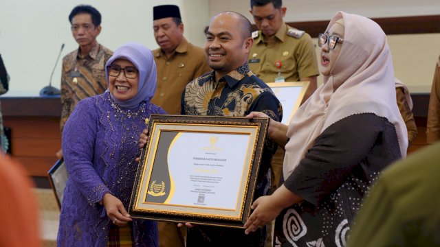 Pemkot Makassar berhasil meraih predikat Informatif pada Anugerah Keterbukaan Informasi Publik Tahun 2025 yang diselenggarakan oleh Komisi Informasi Provinsi Sulawesi Selatan. (Foto: Istimewa)