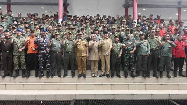 Gubernur Sulsel, Andi Sudirman Sulaiman saat bertindak sebagai inspektur upacara dalam rangka Hari Jadi ke-59 tahun Polisi Kehutanan, Apel Gelar Pasukan Simulasi Penanggulangan Huru Hara menjelang pergantian tahun 2025 ke 2026 di Halaman Kantor Gubernur Sulsel, Senin (22/12/2025). (Foto: Istimewa)