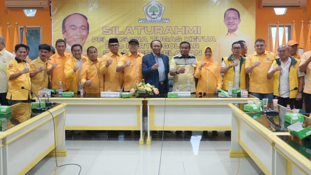 Plt Ketua DPD I Golkar Sulsel, Muhidin M Said saat menghadiri konsolidasi bersama jajaran pengurus DPD I Golkar Sulsel, serta DPD II Golkar kabupaten/kota di Kantor DPD I Golkar Sulsel, Jalan Bontolempangan, Makassar, Selasa (23/12/2025). (Foto: Istimewa)