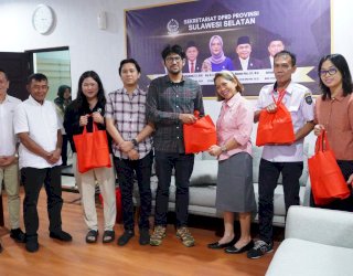 Jaga Semangat Kebersamaan di Momen Natal, DPRD Sulsel Berbagi Paket Natal ke Staf Sekretariat