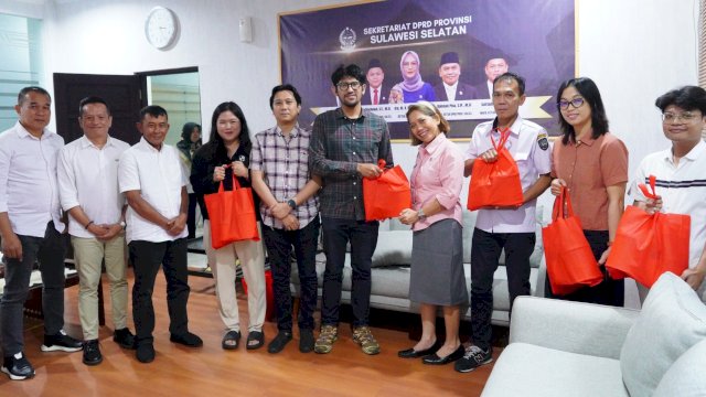 DPRD Sulsel menunjukkan kepedulian dan semangat kebersamaan dengan berbagi paket Natal kepada staf Sekretariat DPRD Sulsel menjelang perayaan Hari Raya Natal, Rabu (24/12/2025). (Foto: Istimewa)