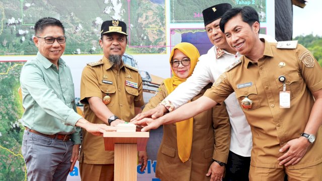 Gubernur Sulsel, Andi Sudirman Sulaiman melakukan groundbreaking Project Matano Belt Road di Desa Ussu, Kecamatan Malili, Kabupaten Luwu Timur, Senin (22/12/2025). (Foto: Istimewa)